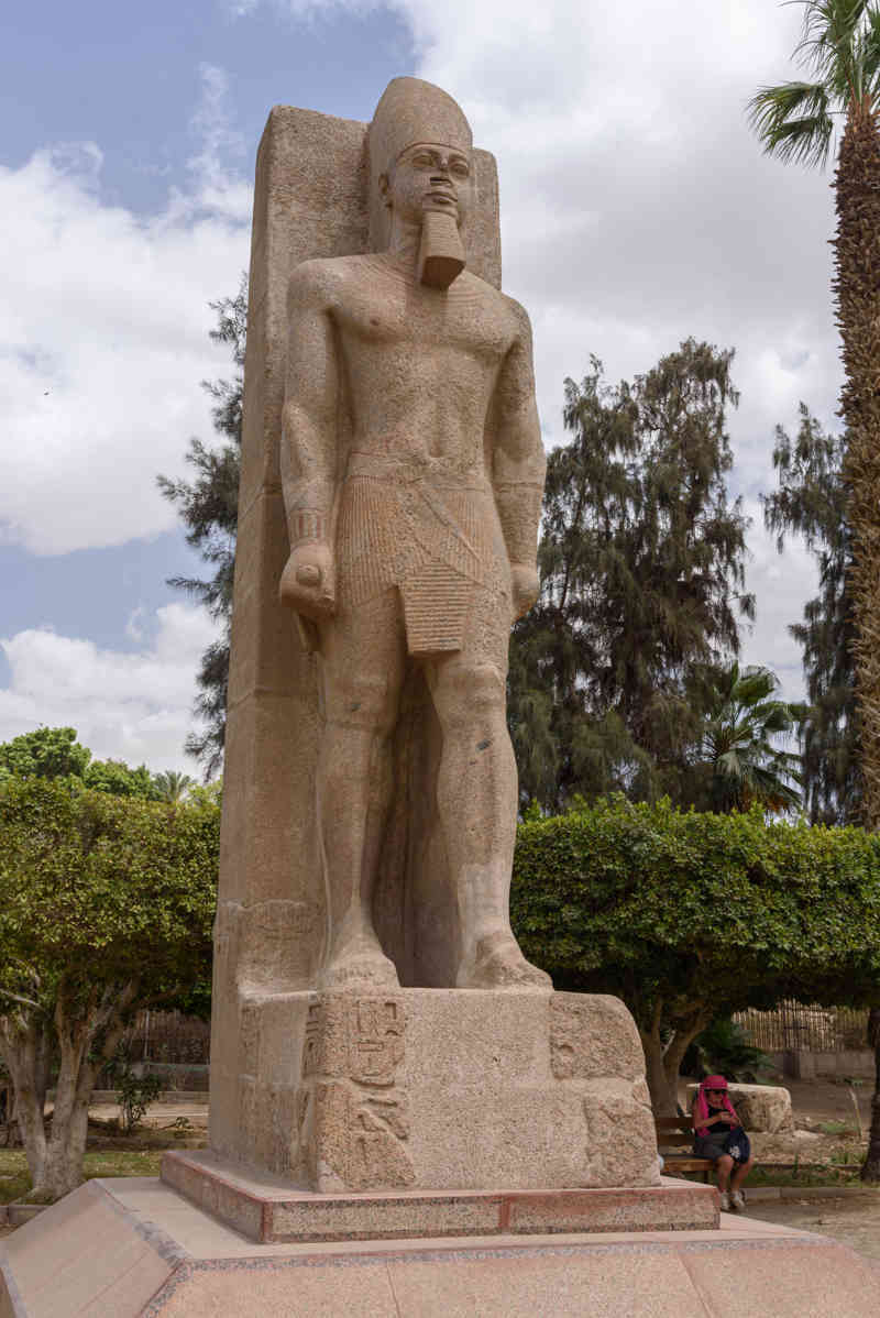 Egipto 272 - Menfis - museo al aire libre - estatua de Ramsés II.jpg